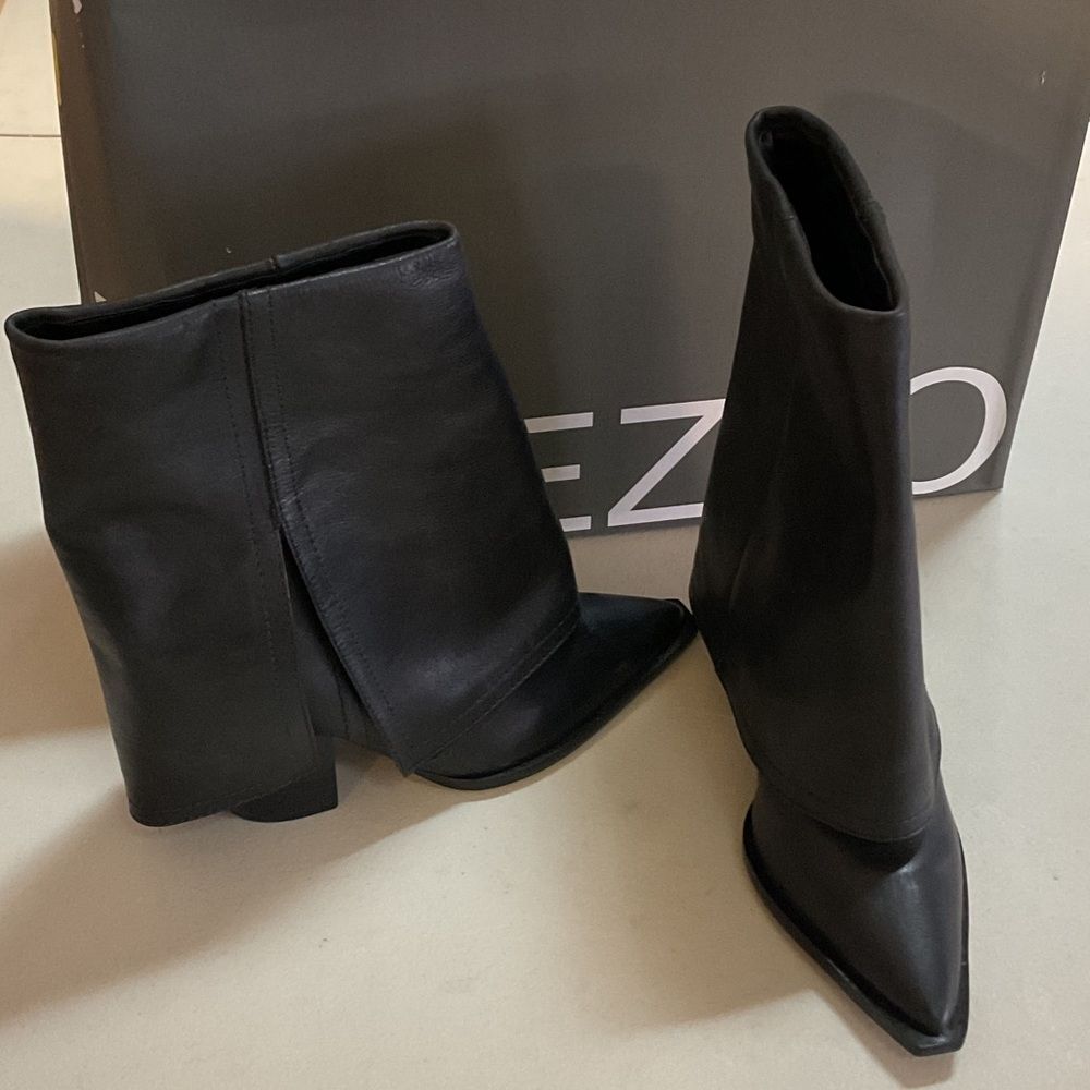 Elegant Black Heeled Boots for Women